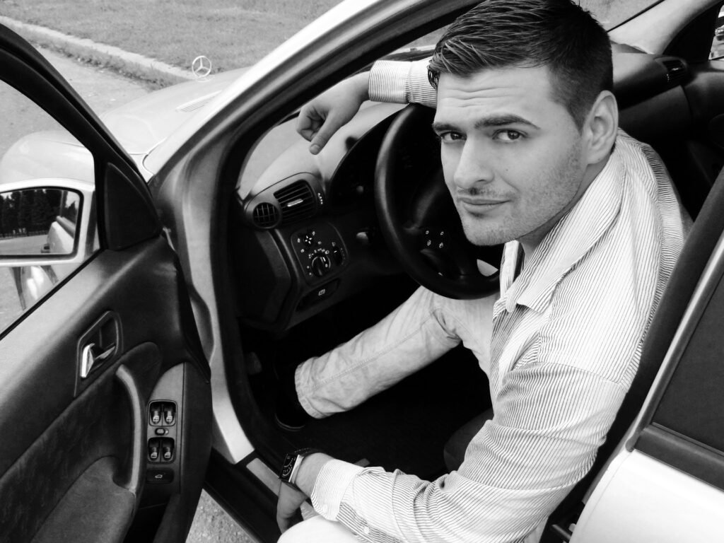 Chauffeur privé JW Prestige en tenue, prêt à accueillir son client